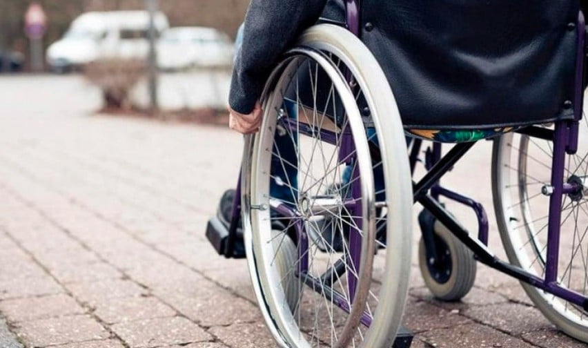 Δήμαρχος Νάξου προκαλεί αντιδράσεις με δηλώσεις για ΑμεΑ