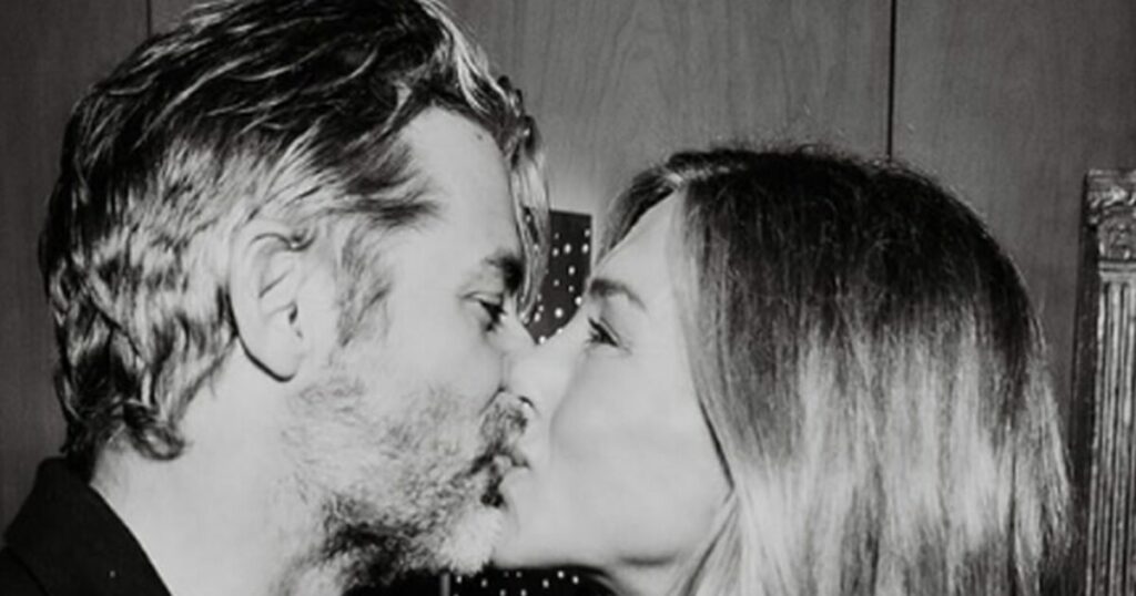 Το τρυφερό φιλί της Τζένιφερ Άνιστον με τον σύντροφό της Τζιμ Κέρτις