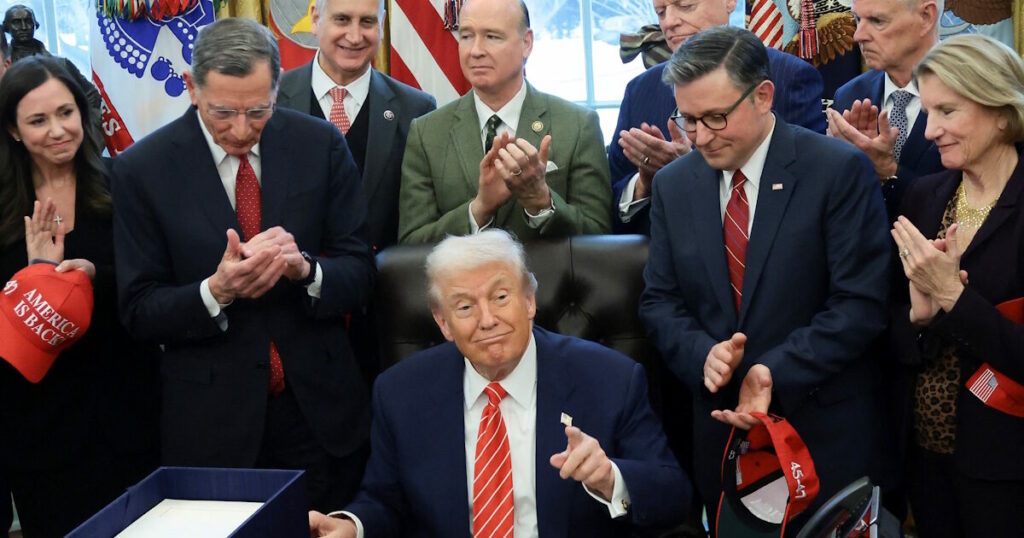 Ο Τραμπ τερμάτισε το shutdown υπογράφοντας το νομοσχέδιο