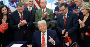 Ο Τραμπ τερμάτισε το shutdown υπογράφοντας το νομοσχέδιο