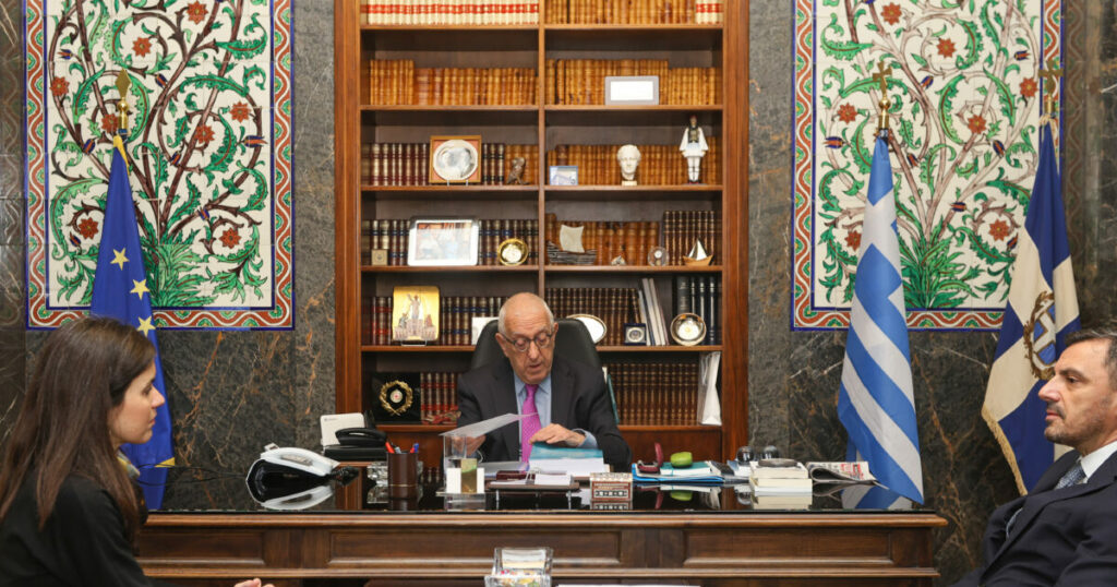 Παράδοση πορίσματος για τον ΟΠΕΚΕΠΕ στον πρόεδρο της Βουλής