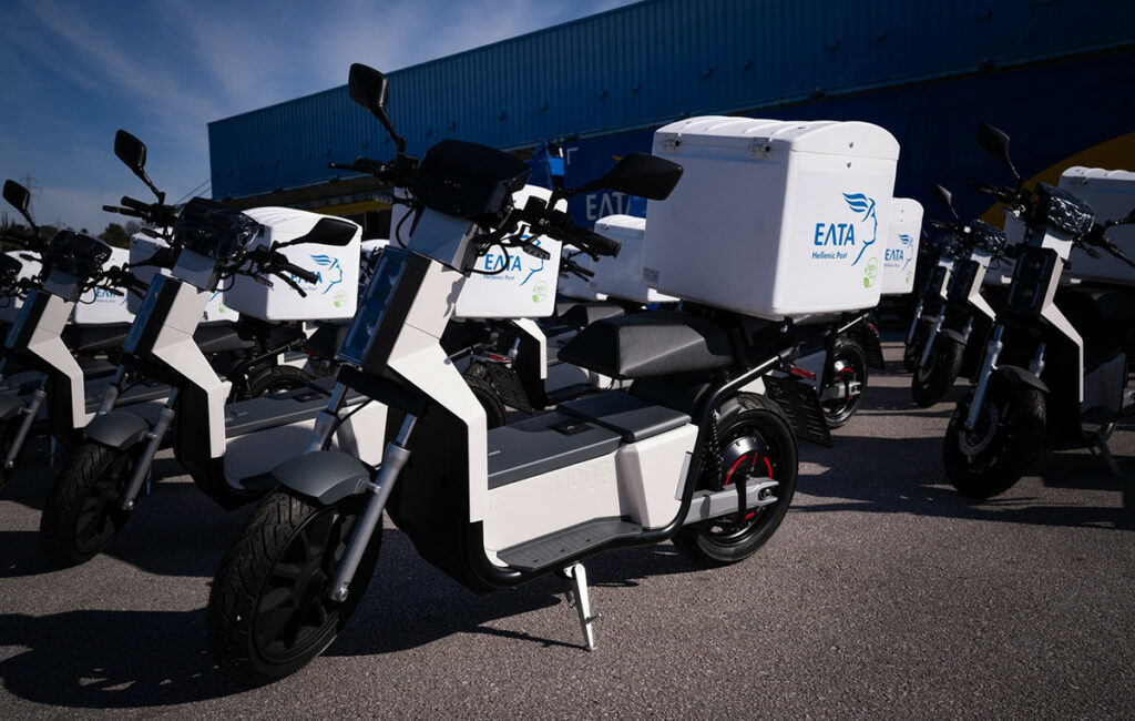 Ανανεώνεται ο στόλος των ΕΛΤΑ με 250 ηλεκτρικά δίκυκλα ελληνικής παραγωγής