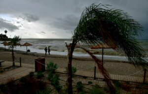 Άστατος καιρός με θυελλώδεις ανέμους και πτώση της θερμοκρασίας