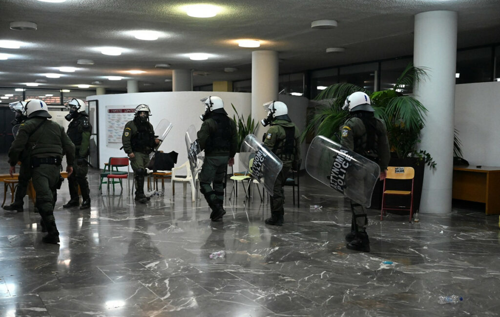 Αστυνομική επιχείρηση στο Αριστοτέλειο Πανεπιστήμιο Θεσσαλονίκης – Δεκάδες προσαγωγές
