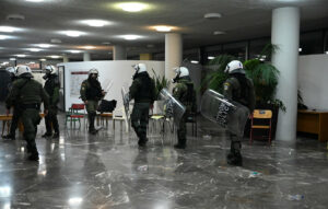 Αστυνομική επιχείρηση στο Αριστοτέλειο Πανεπιστήμιο Θεσσαλονίκης – Δεκάδες προσαγωγές