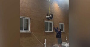 Δραματική διάσωση βρέφους από φλεγόμενο διαμέρισμα στο Μιλγουόκι