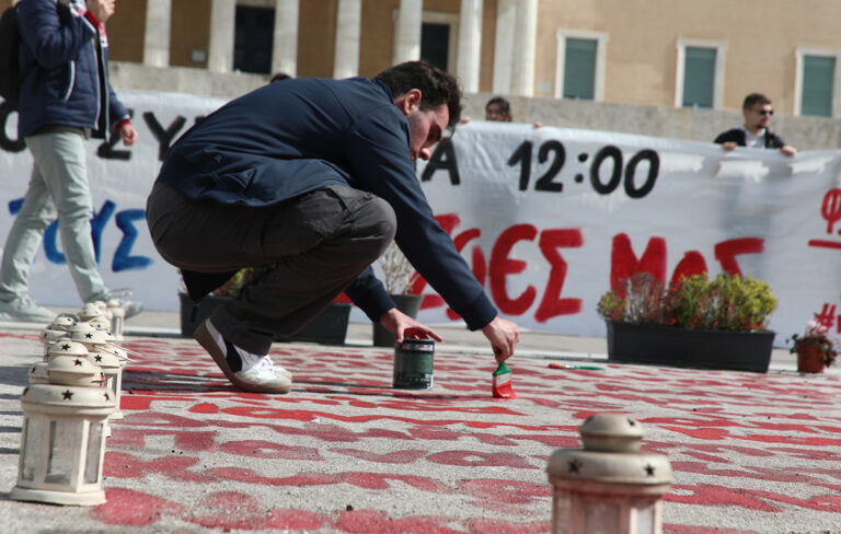 Φοιτητές έγραψαν τα ονόματα των θυμάτων των Τεμπών στη Βουλή