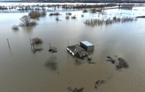Εικόνες καταστροφής στον Έβρο – Κρίσιμες οι ώρες για το Σουφλί
