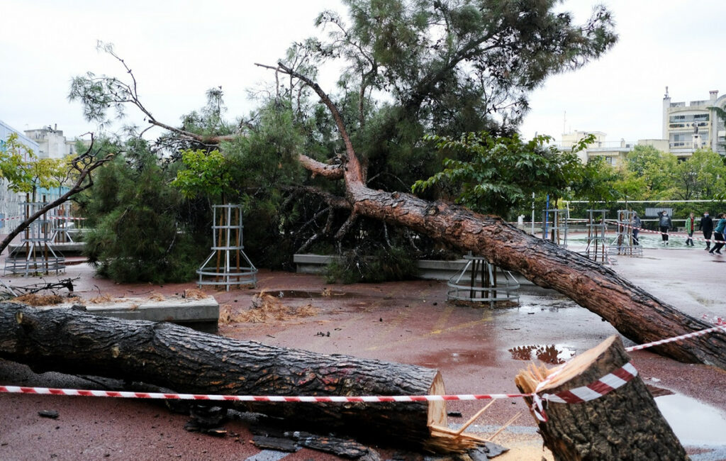 Θεσσαλονίκη: Ισχυροί άνεμοι προκαλούν προβλήματα στην κυκλοφορία