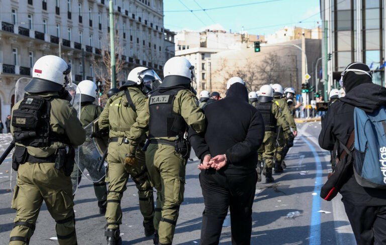 200 προσαγωγές και 19 συλλήψεις στην Αθήνα μετά το συλλαλητήριο για τα Τέμπη