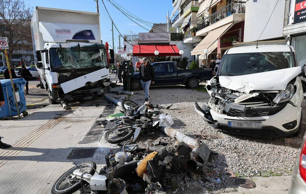 Αφρενάριστος οδηγός προκάλεσε τροχαίο στη λεωφόρο Θηβών