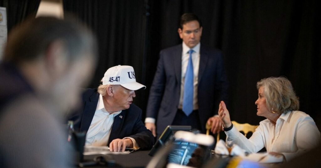 Ο Ντόναλντ Τραμπ παρακολουθεί τις στρατιωτικές επιχειρήσεις κατά του Ιράν