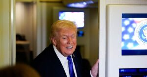 Ο Τραμπ αποχαιρετά τον Τζέσε Τζάκσον και επιτίθεται σε Ομπάμα