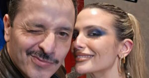 Αλέξανδρος Τσουβέλας: Ερμήνευσε Σώτη Βολάνη στο νυχτερινό κέντρο της Θεσσαλονίκης