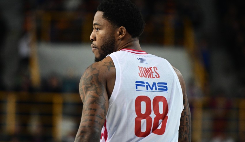 Ολυμπιακός: Ανησυχία για Τζόουνς μετά τον τραυματισμό