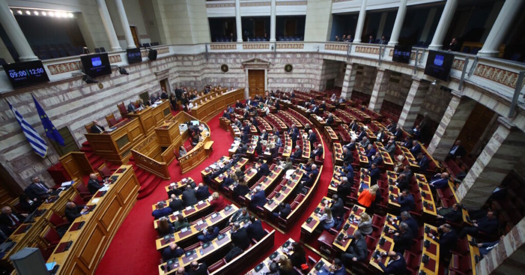 Αρνητικές αντιδράσεις της αντιπολίτευσης στην πρόσκληση Μητσοτάκη για αναθεώρηση