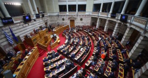 Αρνητικές αντιδράσεις της αντιπολίτευσης στην πρόσκληση Μητσοτάκη για αναθεώρηση