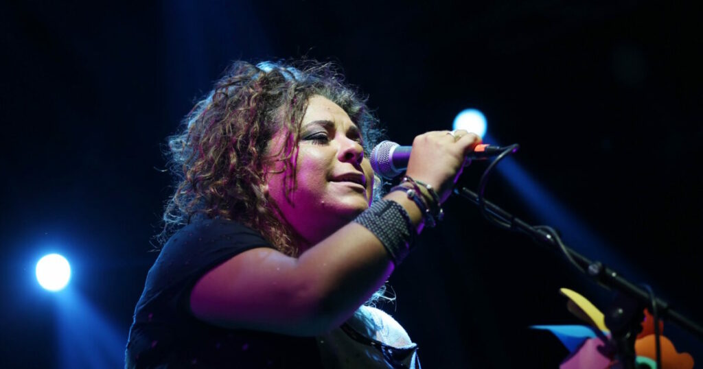 Ματούλα Ζαμάνη: Η αντίδραση για τη μπλούζα που έβγαλε στη συναυλία