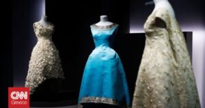 Η έκθεση «The Givenchiaga Family» αναδεικνύει τη δημιουργική συγγένεια δύο μόδιστρων