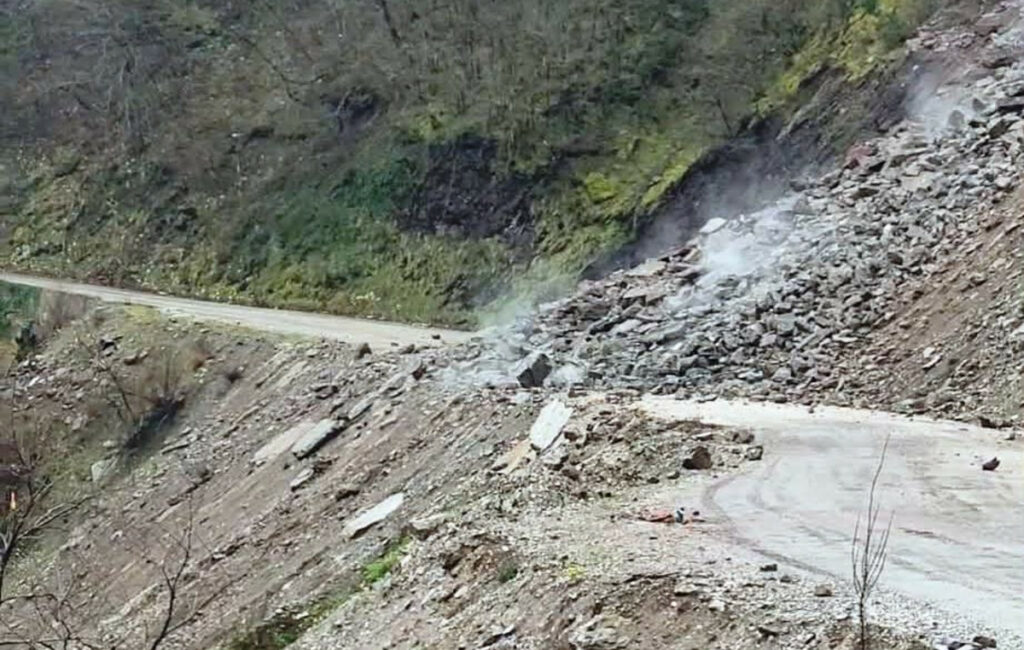 Κατολίσθηση στην Καρδίτσα: Διακοπή κυκλοφορίας και έκκληση για προσοχή