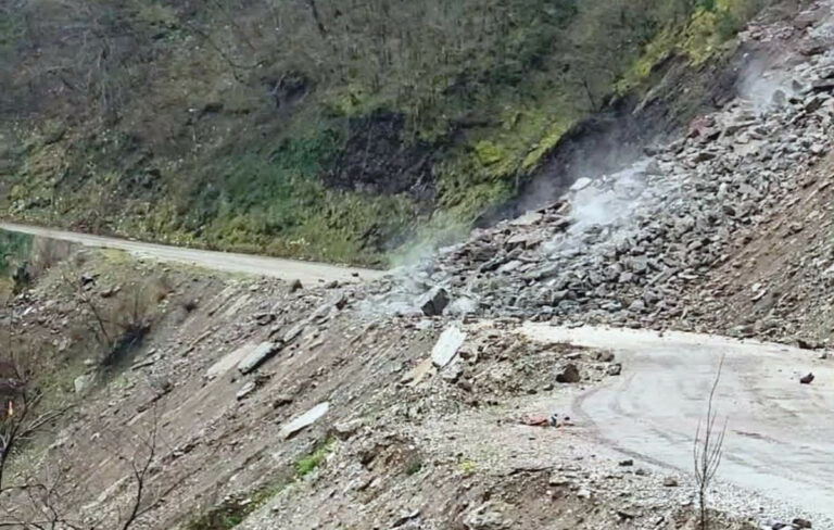 Κατολίσθηση στην Καρδίτσα: Διακοπή κυκλοφορίας και έκκληση για προσοχή