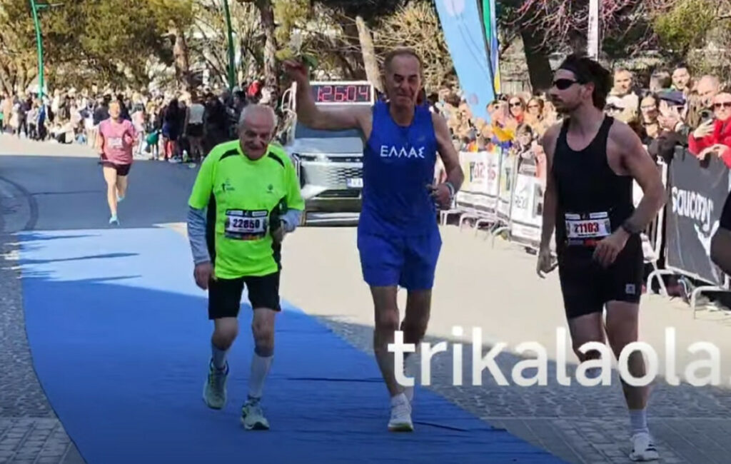 Αποθέωση για τον 90χρονο δρομέα στα Τρίκαλα – Τερμάτισε για μια ακόμα χρονιά στον ημιμαραθώνιο