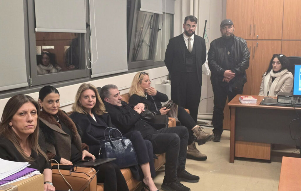 Η Μαρία Καρυστιανού στο δικαστικό μέγαρο Λάρισας με Γρατσία και Κωνσταντοπούλου