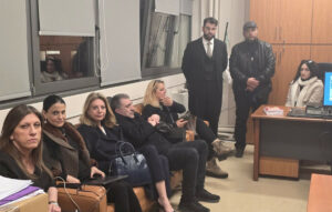 Η Μαρία Καρυστιανού στο δικαστικό μέγαρο Λάρισας με Γρατσία και Κωνσταντοπούλου