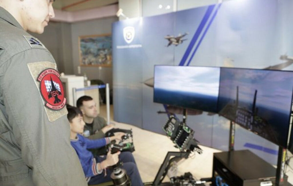 Στη Λαμία οι προσομοιωτές F-16 και F-35 – Επαφή με τους χειριστές
