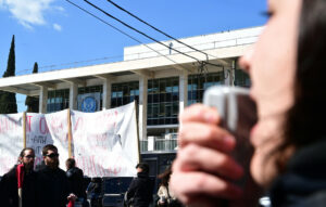 Διαμαρτυρία στην αμερικανική πρεσβεία κατά της επέμβασης στο Ιράν