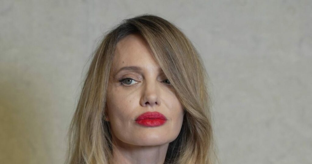 Η Αντζελίνα Τζολί εντυπωσίασε με λευκή ρόμπα και κόκκινο κραγιόν στη Σανγκάη