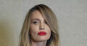 Η Αντζελίνα Τζολί εντυπωσίασε με λευκή ρόμπα και κόκκινο κραγιόν στη Σανγκάη