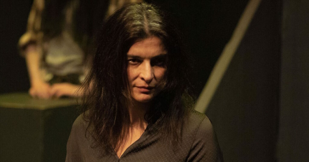 Αντιγόνη Κουλουκάκου: Αισθάνομαι όμορφη με τα άσπρα μου μαλλιά