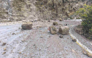 Συναγερμός στη Σαντορίνη λόγω κατολισθήσεων – Κλειστός ο δρόμος προς το λιμάνι