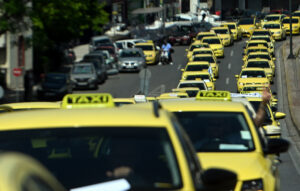 Ταξί: Σκοτεινές πτυχές στις μεταβιβάσεις αδειών και οι εργαζόμενοι σε κίνδυνο