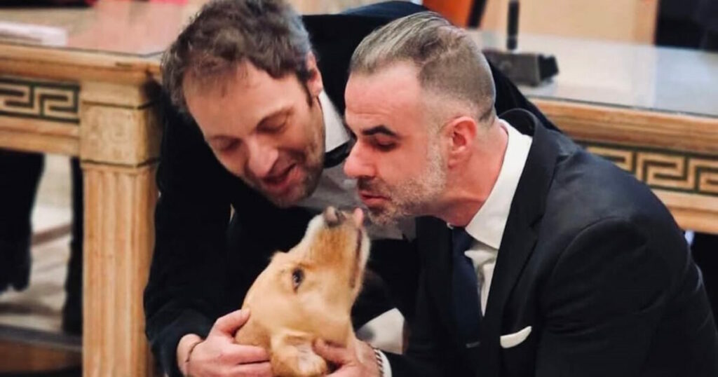 Ο Αύγουστος Κορτώ γιορτάζει δύο χρόνια γάμου με τον Τάσο Σαμουηλίδη