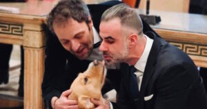 Ο Αύγουστος Κορτώ γιορτάζει δύο χρόνια γάμου με τον Τάσο Σαμουηλίδη