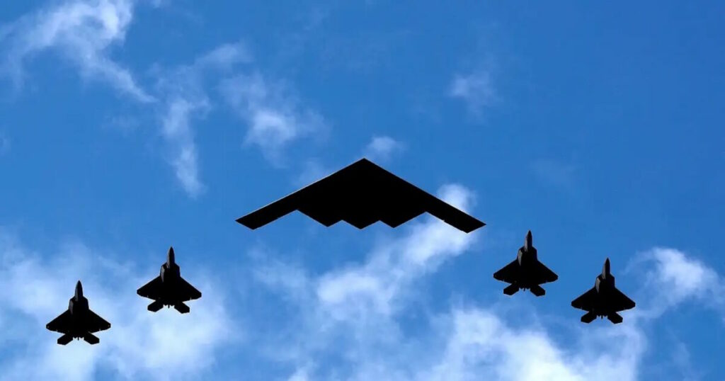 B-2 βομβαρδιστικά των ΗΠΑ επιτίθενται σε υπόγεια σιλό του Ιράν