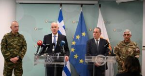 Δένδιας από Λευκωσία: Στήριξη της Ελλάδας στην Κύπρο εν μέσω κρίσης