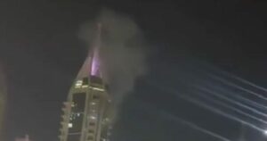 Ντουμπάι: Καπνός από ουρανοξύστη - Νεκρός οδηγός από θραύσματα πυραύλων