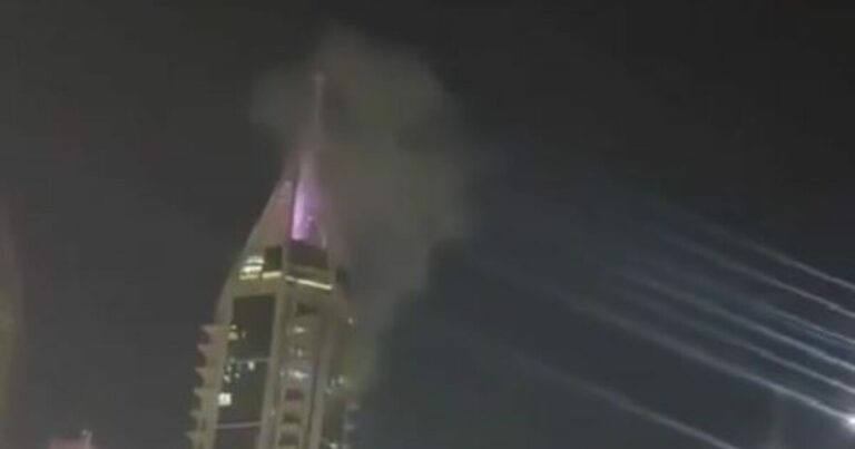 Ντουμπάι: Καπνός από ουρανοξύστη - Νεκρός οδηγός από θραύσματα πυραύλων