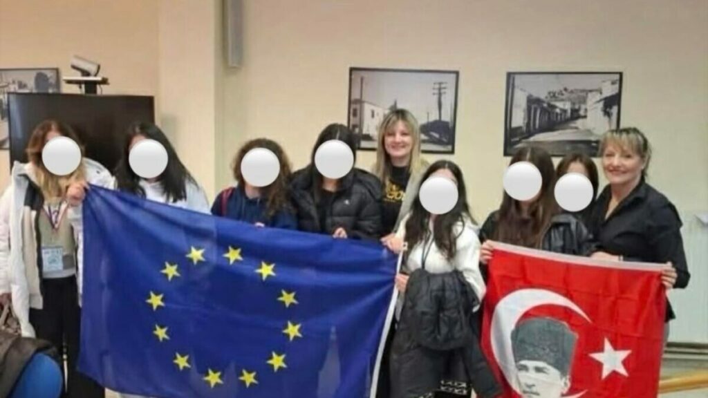 Αντιδήμαρχος Ελασσόνας υποδέχθηκε μαθητές με σημαία Κεμάλ Ατατούρκ