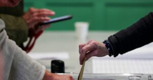 Εκλογές στη Γαλλία: Στον δεύτερο γύρο η κρίσιμη μάχη για τις πόλεις