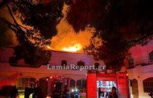 Φωτιά σε κτήριο στη Λαμία: Εγκλωβίστηκαν άτομα
