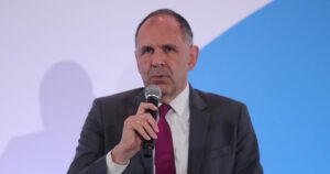 Στη Βεγγάζη ο Γιώργος Γεραπετρίτης για συναντήσεις με Χαφτάρ