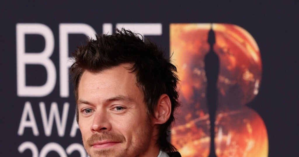 Ο Χάρι Στάιλς παρουσιάζει το νέο του άλμπουμ στο Netflix από το Μάντσεστερ