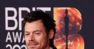 Ο Χάρι Στάιλς παρουσιάζει το νέο του άλμπουμ στο Netflix από το Μάντσεστερ