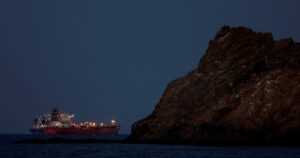 Το Ιράν εξετάζει την επιβολή διοδίων στα πλοία που διέρχονται από τα Στενά του Ορμούζ