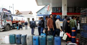 Κρίση καυσίμων στην Ινδία: Ουρές και επεισόδια στα βενζινάδικα