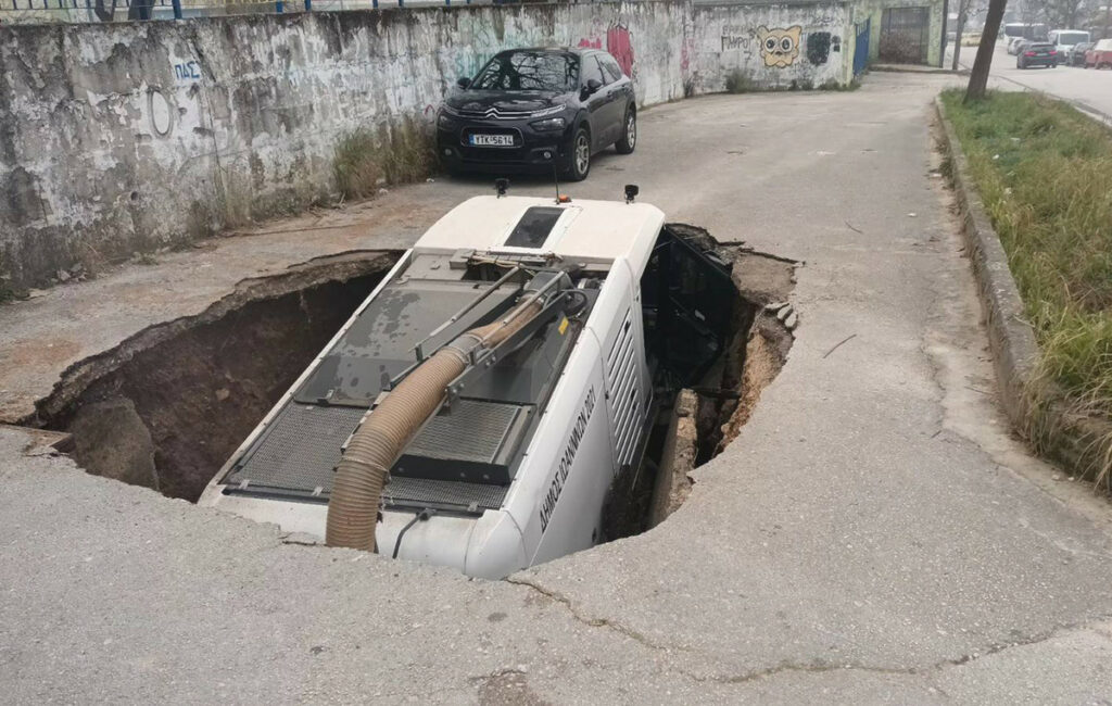 Καθίζηση οδοστρώματος «κατάπιε» όχημα καθαριότητας στα Ιωάννινα